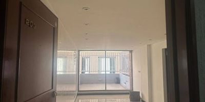 Espectacular apartamento de 40 m en el Barrio Belmira Norte - Conjunto Residencial Sylvia. Ubicado en una excelente zona, muy cerca de la Avenida Carrera 7a, Avenida Carrera 9a, Avenida Calle 141, Centros Comerciales, entre otros, con fácil acceso a transporte público. El apartamento está ubicado en un segundo piso con ascensor y cuenta con gran iluminación natural, sala comedor con excelente vista, cocina integral, una alcoba con clóset, un baño, zona de lavado, calentador a gas, pisos en cerámica y parqueadero cubierto. Para mas informacion contactarse al 3165299768 o al correo alba.gallegosinmobiliariabogota.com. El equipo de Inmobiliaria Bogotá está comprometido en ofrecerte una experiencia de vida excepcional desde el momento en que eliges formar parte de nuestra comunidad. 