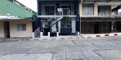 SE ALQUILA amplio e iluminado apartamento en primer piso, ubicado en el barrio Rockefeller, cuenta con un área de 130m2, tres habitaciones con sus respectivos closet, un baño con divisiones en acrílico, sala, comedor, cocina integral con gabinetes superiores e inferiores, estufa, extractor y horno, patio amplio con tanque de agua, entechado, antejardín, rejas de seguridad