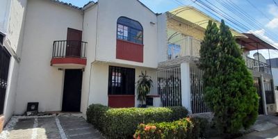 ? Arriendo casa de dos pisos en Riberas del Rosario, Jamundí. Cuenta con sala comedor, cocina sencilla, zona de oficios, dos alcobas (una con closet), dos baños, balcón y parqueadero. Estrato 4. Excelente ubicación, cerca al Centro Comercial Alfaguara, Éxito WOW y Supermercado La Gran Colombia. Una opción cómoda y bien ubicada para una familia pequeña.
