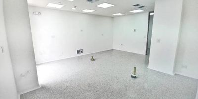 Consultorio para arriendo en el piso 12, cuenta con un area de 38 mts, adecuado para 2 unidades, amplios espacios, buena iluminación, cerca al CC San Diego y Almacentro.

Farith Copete 3014299381

Codigo: 9508378
