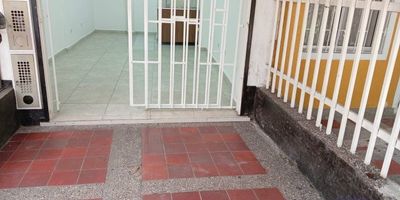 Local de 25 m2, baño, puerta persiana, ante jardín y piso en cerámica.
Si deseas más información puedes escribir al WhatsApp 3113933203