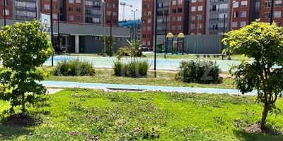 Arrienda este espectacular apartamento de 56 m² en piso 8, la torre cuenta con su propio ascensor y chip de ingreso. El apartamento destaca por su excelente luz natural y vista abierta. Cuenta con 2 habitaciones con closet, 1 baño, cocina integral y zona de ropas. Disfruta de la tranquilidad y el amplio espacio, con la seguridad adicional de una puerta blindada. El conjunto es un Club House completo con gimnasio, salón social, zona BBQ y juegos infantiles. ¡Aceptamos mascotas! Estrato 4, con ubicación privilegiada: cerca de todo el comercio y, lo más importante, a solo unas cuadras de la futura estación Regiotram Madrid 2 que te unirá a Bogotá. El canon incluye la administración. Es la combinación perfecta de seguridad, comodidad y fácil acceso. ¡Agenda tu visita hoy mismo!