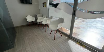 Se vende excelente local comercial ubicado en el sector de Villa Verde, una zona con alto flujo vehicular y peatonal. El inmueble cuenta con 33 m2, distribuidos estratégicamente para aprovechar cada espacio.

Características

Batería sanitaria

Mezanine ideal para bodega o área administrativa

Módulos en vidrio que permiten dividir el espacio en diferentes ambientes

Ubicado dentro de un mall comercial consolidado y de gran movimiento

Una excelente oportunidad de inversión en un punto estratégico y de alta valorización.