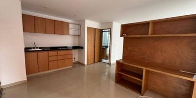 Agradable apartaestudio de 35 m en Santa Bárbara Occidental, con un diseño práctico que integra sala, alcoba y cocina integral. Cuenta con un baño y parqueadero. Situado en un sector residencial tranquilo, con óptima accesibilidad y excelente conexión vial. La renta incluye administración y servicios de agua y energía. Una alternativa ideal para vivir con comodidad y funcionalidad en una zona privilegiada. ¡Contáctanos y programa tu visita! SR