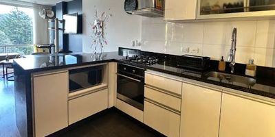 Apartaestudio de 55 metros cuadrados, alcoba principal con closet y baño privado, sala comedor, cocina con barra americana con conexión a gas natural, zona de lavandería, baño social, pisos en madera laminada, cuenta con un parqueadero. El edificio cuenta  portería y vigilancia las 24 horas, ascensor, gimnasio, salón comunal y terraza bbq. 1432-389 GPI.