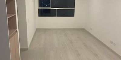 Apartaestudio de 35 metros cuadrados, consta de una habitación con closet, sala comedor, cocina integral con estufa eléctrica, área de lavandería y un baño completo, pisos en madera laminada. El conjunto cuenta con vigilancia 24/7, ascensor, parqueadero de visitantes, planta eléctrica, gimnasio, salón Comunal, salón de Juegos, terraza, portería y vigilancia.  1432-386 GPI.