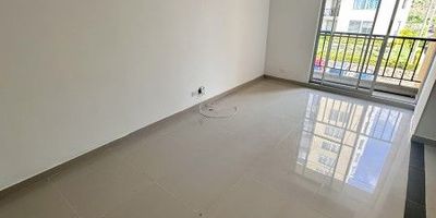 En alquiler hermoso apartamento en Lomas del Aguacatal, sector tranquilo y rodeado de naturaleza al oeste de Cali.
El inmueble se encuentra en un cuarto piso con ascensor y cuenta con un área de 50 m², distribuidos en 2 habitaciones, 1 estudio, 1 baño, sala comedor, cocina integral y zona de oficios.

La unidad residencial ofrece excelentes zonas comunes: piscina, juegos infantiles y vigilancia 24 horas.
Ubicación estratégica con acceso rápido a vías principales y transporte público.

 Canon de arrendamiento: $1.100.000 (administración incluida).

Ideal para quienes buscan comodidad, frescura y un ambiente familiar.