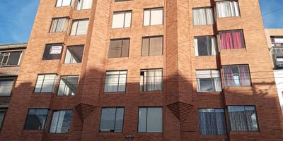 Apartamento en arriendo en Chapinero Central, con un área de 70 metros cuadrados distribuidos en: 2 habitaciones con closet, baño en alcoba principal y baño social, sala-comedor con chimenea, cocina eléctrica, vista exterior, garaje cubierto. El edificio cuenta con gimnasio, tiene buenas vías de acceso, cerca a la clínica  Marly, a 2 cuadras de la Avenida Carrera 7, a 2 cuadras de la calle 53 y a pocas cuadras de la Carrera 13. pendiente incremento administración año 2026.