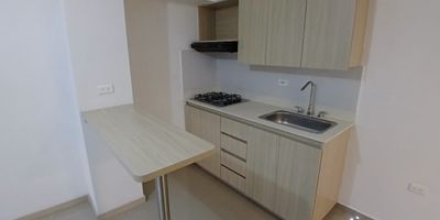 Apartamento en arriendo en Bello, Antioquia, situado en la Urbanización Palmacía. Este inmueble de 60 m² se ubica en el piso 8 y dispone de 3 habitaciones, 2 baños y 1 parqueadero. El edificio cuenta con vigilancia y gimnasio, ofreciendo comodidad y seguridad. Goza de una buena ubicación con vías de fácil acceso que facilitan la movilidad. El canon de arriendo es de $2,000,000. Para obtener más información o programar una visita, puede contactarnos por WhatsApp, usar la opción quiero que me contacten o revisar nuestros números de teléfono.