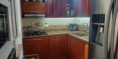 Esta hermosa casa de tres niveles tiene 154.75 metros cuadrados construidos y 36 metros cuadrados de área libre; se encuentra ubicada en el exclusivo sector Suramérica, Itagüí (Ant), una zona residencial tranquila, segura y con excelente movilidad.
En el primer nivel cuenta con amplia sala-comedor, baño social, cocina integral equipada con torre de hornos y un hermoso patio con jardín. En el segundo nivel se encuentra la zona privada con star o hall que conecta tres habitaciones: dos auxiliares con closet y una habitación principal con closet, vestier y baño privado, además de un baño auxiliar. En el tercer nivel una amplia mansarda ideal como cuarta habitación, oficina o estudio.
La propiedad también incluye cuarto útil y parqueadero doble lineal. Disfrute de la tranquilidad de un jardín privado donde podrá relajarse y aprovechar al máximo su espacio exterior.
¡No dejes pasar esta oportunidad única! Contáctanos al 3012021300 para programar una visita y descubrir más sobre esta increíb