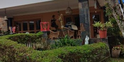 Excelente casa de descanso,cuenta con casa principal,Jardines y terraza,casa de mayordomo,casa para empleados,piscina y con excelente ubicación