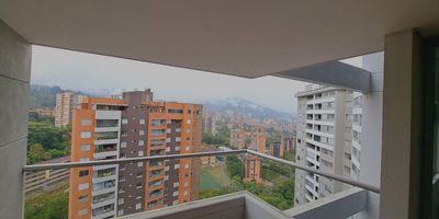 Te presentamos este espectacular apartamento ubicado en el exclusivo sector de Cumbres, en Envigado, una de las zonas mas apetecidas por su tranquilidad, seguridad y excelente conectividad. La propiedad se caracteriza por sus espacios generosos, ideales para quienes buscan comodidad y funcionalidad en su hogar, ademas de contar con una vista panoramica impresionante que te permitira disfrutar cada dia de la belleza de la ciudad desde la tranquilidad de tu hogar. Su ubicacion es privilegiada: con facil acceso al transporte publico y cercano a supermercados, colegios, iglesia, hospital y demas servicios esenciales. Ademas, se encuentra a tan solo 5 minutos de los centros comerciales Mall Terracina, City Plaza y Guadalcanal, donde encontraras una variada oferta de restaurantes, comercios, cafes y entidades financieras. Este apartamento es una oportunidad unica para quienes desean vivir con calidad, rodeados de naturaleza, buena ubicacion y una vista que realmente inspira. Contactanos para