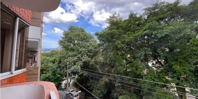 Apartamento en alquiler amplio de 124mts cuenta con 3 alcobas mas alcoba de servicio, 3 baños, patio y parqueadero.

Cuenta con buen transporte publico, queda cerca al colegio La Paz en Envigado, supermercados, parques, colegio ideal para los que buscan un lugar con acceso a todas las comodidades. Codigo Inmobiliario 9498030
