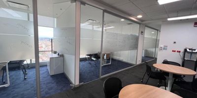 Oficina en arriendo . Piso alto espectacular vista.  EL MOBILIARIO ESTÁ SUJETO A NEGOCIACIÓN CON EL ACTUAL INQUILINO. Cuenta con 14 espacios privados, cocineta, cuarto eléctrico y cableado, 11 parqueaderos. Cuenta con vías principales de acceso como la Carrera Séptima, Carrera 9 o NQS y la Calle 116. Por los alrededores del complejo empresarial circulan gran cantidad de rutas del SITP y rutas anexas a Transmilenio. Además se encuentra cerca de múltiples restaurantes, bancos y Centros Comerciales  como Santa Ana y Hacienda Santa Bárbara. Contáctanos para agendar tu visita a esta gran oportunidad. DISPONIBLE 15 DE NOVIEMBRE 2025