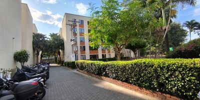 Vendo Apartamento en el Barrio La Base al Noriente de Cali, ubicado en la Unidad Marcos fidel suarez, cerca a parques, colegios, supermecados, facil, acceso al transporte publico. 
Cuarto piso sin ascensor 
Area 55 mts 
Administracion: 165.000
Parqueadero comunitario 

Consta: sala, comedor, cocina integral,  baños, 3 habitaciones, zona de oficio.

Valor de venta: 160 millones negociables 

Zonas sociales: La unidad cuenta con zonas verdes, zona para niños, salón social y vigilancia privada las 24 horas.

Formas de pago: Efectivo, caja de honor y con bancos.