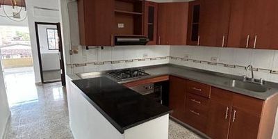 Se arrienda hermoso apartamento en el 3er piso, ubicado en el reconocido sector del Estadio, una zona residencial y estratégica que combina comodidad, tranquilidad y fácil acceso a todo lo que necesitas en tu día a día.El inmueble cuenta con 3 alcobas con clóset, perfectas para el descanso y la organización de tus espacios personales, además de 2 baños modernos con excelentes acabados. Dispone de una amplia sala comedor ideal para compartir en familia o con amigos, una cocina integral equipada para tu comodidad, y una práctica zona de ropas con calentador, que brinda funcionalidad y confort.Para complementar, el apartamento ofrece un balcón con excelente iluminación natural y ventilación, perfecto para disfrutar del aire fresco y la vista del sector.Agenda tu citaAsesor Juan Ríos 3206762589