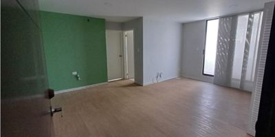 Apartaestudio en arriendo ubicado en el barrio Riomar, quinto piso con una espectacular vista, con area de 43m2, cuenta con una alcoba con balcon con una espectacular vista, cocina integral , baño y su area de labores. Vigilancia 24 horas, ascensor, un parqueadero. Sector residencial. Valor incluye administración. 
