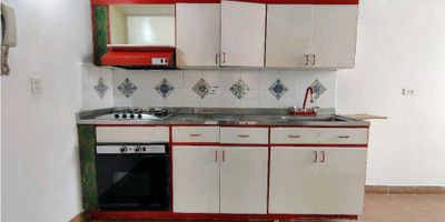 En el reconocido sector de la Loma de Los Bernal se encuentra este cómodo apartamento en arriendo, ubicado en un quinto piso y clasificado en estrato 4, ideal para quienes buscan un espacio funcional en una zona estratégica del suroccidente de Medellín. Con un área bien distribuida, cuenta con dos habitaciones acogedoras, un baño en excelente estado, sala comedor iluminada gracias a un amplio ventanal que brinda ventilación natural, cocina integral moderna y práctica, además de zona de ropas independiente. La ubicación es uno de sus mayores atractivos, ya que se encuentra cerca de la Avenida 80, el Mall de La Mota, zonas comerciales, colegios y con fácil acceso al transporte público, lo que garantiza comodidad y conectividad en la vida diaria. Una opción perfecta para vivir en un entorno residencial tranquilo y con excelente proyección. Agenda tu cita hoy mismo y descubre tu próximo hogar en Los Bernal.

CODIGO:R16724

 