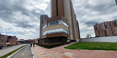 Apartamento en bosa islandia , ubicado en la localidad de una zona en desarrollo con excelente conectividad en el sur de Bogota. El inmueble cuenta con un area de 45 m distribuidos en dos habitaciones, un bano, sala-comedor, cocina integral, zona de lavanderia y piso en ceramica en todas las areas. Es un espacio comodo y funcional, ideal para familias o quienes buscan su primera vivienda. El conjunto residencial ofrece vigilancia 24 horas, parque infantil, zonas verdes, salon social, cancha multiple y parqueadero comunal, garantizando seguridad y bienestar. Su ubicacion estrategica permite facil acceso a vias principales como la Avenida Ciudad de Villavicencio y la Calle 57B Sur. En sus inmediaciones se encuentran el Centro Comercial Paseo Villa del Rio, supermercados como Ara, D1 y Surtimax, colegios reconocidos como el Bilingue Reino Unido y el Colegio Nuevo Chile, ademas de universidades como el Politecnico Grancolombiano y la Universidad del Tolima. Tambien