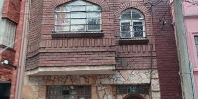 Apartamento de dos pisos de 136 m2 con cuatro alcobas grandes, tres baños, cocina, comedor, zona de lavandería y living. Una Excelente ubicación a dos calles de la Universidad Javeriana y de la CR SIETE, es un inmueble ideal para universitarios y con un potencial increíble para inversión puesto que se arriendan habitaciones por setecientos mil pesos para estudiantes. Patrimonio Nacional que permite una gran valorización por la zona histórica y punto estratégico, cerca de transporte y transmilenio a un precio imperdible, escuchamos ofertas.