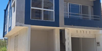 Hermosa casa esquinera de dos niveles, con un diseño arquitectónico funcional y moderno. Ideal para quienes buscan combinar vivienda y negocio en un mismo lugar. La propiedad se distribuye así:
Primer piso:
Espacioso local comercial esquinero de 70 m², con excelente visibilidad, ideal para todo tipo de negocios. Cuenta con:
Persianas metálicas enrollables,
Baño independiente,
Bodega o cuarto de almacenamiento,
Piso en baldosa,

Segundo piso:
Moderno y cómodo apartamento residencial, que incluye:
Sala-comedor amplia y luminosa,
Balcón de pared a pared con ventanal en vidrio templado y marcos en aluminio,
Espacio de teletrabajo o estudio,
Cocina integral con barra tipo americana, alacena y muebles en madera nuevos,
Zona de aseo independiente, con lavadero en granito pulido y espacio para lavadora y secadora,
3 habitaciones:
Principal con baño privado y closet en madera nuevo
Dos habitaciones auxiliares con closet en madera nuevos
1 baño social completo