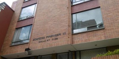 Acogedor aparta-estudio, ubicado estratégicamente!, brinda generosos espacios, excelente iluminación, vista exterior y todos los beneficios del sector. El apartamento cuenta con una alcoba, sala comedor y cocina tipo americano. Su ubicación ofrece cercanía a universidades, supermercados, clínicas, entidades bancarias, estación de Transmilenio, excelentes vías de acceso como la Carrera Séptima, Carrera Trece, Avenida Caracas. El edificio ofrece vigilancia 24 horas y salón comunal. Disponible a partir del 1 de noviembre.