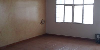 Arriendo de casa en Cali, Valle del Cauca, ubicada en el barrio León XIII. Esta propiedad, en un segundo piso, cuenta con 100 m² de área construida y privada, distribuidos en 5 habitaciones y 2 baños completos. Dispone de sala comedor, una cocina funcional con gabinetes y un agradable balcón. Ideal para quienes buscan espacio y comodidad en Cali. Con 15 años de antigüedad y estrato 2, el canon de arriendo es de $1.350.000. Para conocer más detalles de esta casa en León XIII, puede contactarnos a través de WhatsApp, quiero que me contacten o ver teléfonos.