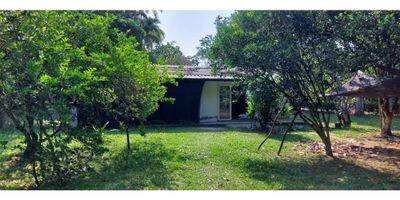 VENTA FINCA GUAMAL META 927FR3756  : Finca con excelente ubicacion entre Guamal y San Martin a un kilometro de la via principal. Cuenta con vivienda, de tres habitaciones, un baño, sala, comedor y cocina abierta, pisos ceramica. Puertas internas en madera. Tiene Arboles frutales para consumo propio de Naranja, Mandarina y limón. Cercada en cerca viva Swinglea.  Acceso pavimentado, con acueducto veredal, luz y gas domiciliario. Al rededor fincas privadas y cabaña. Escritura al dia, lista para entrega inmediata. 
