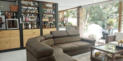 Casa AMOBLADA en arriendo en unidad cerrada  cerca a colegios, vias principales, rutas de transporte y servicios complementarios. Entorno muy tranquilo y de poco flujo vehicular. Piso en porcelanato y madera, 3 niveles, puerta de seguridad, sala y comedor independiente, estudio, 3 alcobas con baño en la principal, jacuzzi, cocina integral abierta, alcoba y baño de servicio, balcon, terraza, y parqueaderos. Cuenta con sala de cine, dos lamparas, deck, sistema de sonido, aire acondicionado, torre de horno lavaplatos. Unidad con parque infantil y mucha zona verde, vigilancia  24 horas, citofonia y circuito cerrado de tv. Inmuebles sujetos a verificación de disponibilidad.