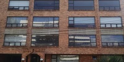 Arriendo apartamento TOTALMENTE REMODELADO y MODERNO, en el Nogal, Calle 77 Con 11, 4to piso, amplio, iluminado, exterior, vista a un parque, sala comedor, cocina integral, mueble alacena, zona lavanderia, baño social, estudio, 2 alcobas amplias con closet y cada una con baño privado. 2 garajes independientes, parqueadero visitantes, moderna recepción. Cerca a Carulla Calle 76, restaurantes, gimnasio moderno. 