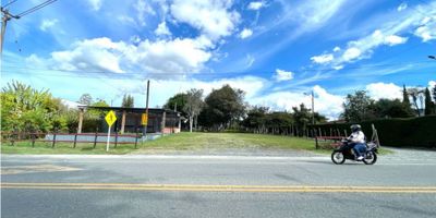 A solo 2 minutos del centro comercial jardines en Llanogrande. Sobre la vía principal, 6.400 metros cuadrados planos todos aprovechables, para uso comercial y de vivienda. Para centros comerciales, restaurantes y supermercados. Maravilloso y único por su dimensión y por su ubicación. Precio a 4 millones el metro cuadrado negociable. Se vende todo el lote completo. Llámanos. 
