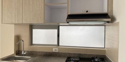 ¡Gran Oportunidad! Apartamento Moderno con Parqueadero y Bodega en Venta en Florencia, Bogotá

¡Tu búsqueda termina aquí! Presentamos un apartamento que combina una ubicación inmejorable, diseño moderno y alto potencial de inversión. Ideal para compradores que buscan un hogar listo para disfrutar o inversionistas que desean asegurar una rentabilidad inmediata.

 

Para Compradores: Tu Hogar con Confort, Conexión y Altura

Imagina vivir con todo al alcance. Este apartamento es un proyecto de P.H. ofrece una vida práctica y con estilo en Estrato 3.


 
 Ubicación Premium: Vive en la reconocida zona de Florencia, cerca del conjunto Afidro. Disfruta de una conectividad insuperable: estamos a solo una cuadra de la estación de Transmilenio de la Calle 76 y justo frente al Centro Comercial Primavera en la Calle 80.
 
 
 Vistas Espectaculares: Ubicado en el Piso 13 de la Torre 1, podrás disfrutar de vistas panorámicas de la ciudad y las montañas desde tu balcón.
 
 
 Espacios Funcionales: El área privada de 32.08 m² está perfectamente distribuida, incluyendo una cocina integral, una habitación, salón comedor, un baño, área de ropas y un balcón.
 
 
 Valores Agregados: La propiedad incluye un parqueadero descubierto y un práctico depósito a doble altura, esenciales para tu comodidad y almacenamiento.
 
 
 Acabados Modernos: Disfruta de un baño con elegante división de vidrio y acabados que reflejan un gusto contemporáneo.
 


 

Para Inversionistas: Inversión Segura y con Retorno Comprobado

Este es un activo inmobiliario estratégico, con Estrato 3, que te ofrece seguridad jurídica y un flujo de caja inmediato.


 
 Rentabilidad en Cifras: El apartamento actualmente se encuentra rentado por $1.450.000, un valor que incluye la administración, bodega y parqueadero, asegurando un excelente retorno desde el primer día.
 
 
 Baja Administración: La cuota de administración es de solo $220.000, optimizando tu margen de ganancia.
 
 
 Potencial 