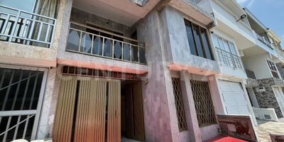 ¡Oportunidad en Santa Mónica Popular, Cali!
Se vende hermosa casa con excelente ubicación en el tradicional barrio Santa Mónica Popular, una zona de alta valorización y gran conectividad.
Ubicada a solo 15 minutos del centro de Cali y a 2 minutos de la Autopista Sur Oriental, una de las vías principales de la ciudad.
Cerca de colegios, supermercados, parques y transporte público, ideal para disfrutar de la comodidad y tranquilidad que ofrece este sector.
El conjunto cuenta con seguridad 24 horas, brindando total confianza y bienestar a tu familia.
Ubicación privilegiada  Confort  Seguridad  Conectividad