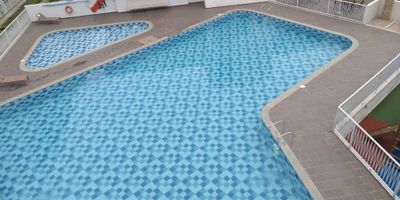 Contáctame para más información. Amanda Constain - 3122579619., alquilo  este bello y  acogedor apartamento , cuarto piso, muy buenos  acabados, salacomedor con  balcon  vista a la piscina, amplio  estudio, cocina integral muy atractiva, con calentador , con 2 habitaciones, la ppal con baño , un baño auxiliar en pasillo, zona de ropas, garaje propio, area social con piscina, gimnasio , salon de reuniones, juegos infantiles, ascensor,  porteria ,  entorno  con bellos parques, acceso a facil transporte y 1 parqueadero en una ubicación privilegiada. Con 75 metros cuadrados, es el espacio perfecto para ti. ¡No dejes pasar esta oportunidad!