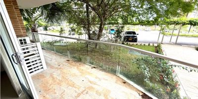 CODIGO 9308FR083. Este hermoso apartamento en venta se encuentra ubicado en la encantadora ciudad de Cartagena de Indias, en la provincia de Bolívar. Con una estratégica ubicación cerca de comercios, restaurantes y lugares de interés turístico, este inmueble ofrece la perfecta combinación entre comodidad y cercanía al corazón de la ciudad.

Con una impresionante área de terreno, construida y privada de 85 metros cuadrados, este apartamento cuenta con amplios y bien distribuidos espacios para una óptima vida urbana. Además, gracias a su distribución de dos alcobas y dos baños, cada miembro de la familia podrá disfrutar de su propio espacio privado y cómodo.

Al ingresar, serás recibido por un luminoso y cálido ambiente, con una cocina integral perfectamente equipada para satisfacer todas tus necesidades culinarias. Cuenta con todos los servicios básicos de electricidad y agua, además de una práctica zona de lavandería. Además, este apartamento se destaca por ser amoblado y permitir mascotas.

Para un mayor confort, el apartamento cuenta con un balcón privado, ideal para disfrutar de la brisa y la tranquilidad del vecindario. Además, tanto el baño auxiliar como el baño en la habitación principal están equipados con modernos acabados y accesorios para una mayor comodidad.

En cuanto a áreas comunes, este inmueble cuenta con una amplia área social que incluye un ascensor para facilitar el acceso a todos los pisos, así como una zona infantil ideal para los más pequeños del hogar. El barrio residencial donde se encuentra ubicado el apartamento también cuenta con zonas verdes y campestres que brindan un ambiente tranquilo y acogedor.

Sin duda, este apartamento en venta es una excelente opción para aquellos que buscan vivir en la animada ciudad de Cartagena de Indias, rodeados de comodidades y en un vecindario seguro y residencial. ¡No pierdas la oportunidad de adquirir un hogar en esta maravillosa ciudad!
