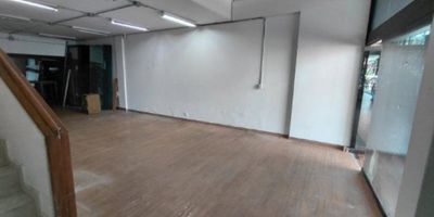 Arriendo Local Comercial sector Capricentro-Itagui con 143 m² cuenta con 1 oficina, 1 salon, 1 cocineta sencilla, 1 lava escobas, baños, piso en ceramica.
?Puede ser usado como oficina y/o Comercio y ventas, si lo que buscas es un espacio agradable,estratejico para tu negocio u oficina esta zona de alta circulación peatonal y vehicular es IdeaL, esta cerca de la Autopista Sur y el Transito de Itagui.
Si lo que quieres es visibilidad y fácil acceso para tu negocio. Llamanos 3104289911 agendar una cita es muy facíl para que puedas visitar y conocer este fabuloso local.¡Dale a tu negocio la ubicación que merece!