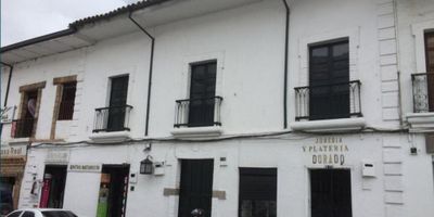 Increible oportunidad de inversión en Popayan.
Se vende propiedad patrimonial en la zona  colonial de Popayan ubicada diagonal a la icónica Torre del Reloj. Este majestuoso inmueble conserva el encanto historico de la ciudad y es ideal para multiples usos como: hoteles, oficinas, centro cultural o cualquier proyecto comercial.
Caracteristicas del inmueble: 
7 alcobas amplias y bien distribuidas. 
4 baños completamente equipados.
3 patios internos con hermosos detalles coloniales.
3 balcones con vista privilegiada.
3 comedores ideales para eventos o reuniones.
3 salones espaciosos.
4 locales comerciales ubicados estratégicamente los cuales ya generan renta.
Su ubicación privilegiada la convierte en una joya única para inversionistas que deseen aprovechar el auge turístico y cultural de Popayan.