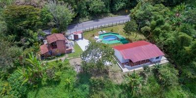 VENTA de finca independiente con piscina, Vive la experiencia del campo con el confort de una construcción moderna.
Esta hermosa  casa finca, ubicada sobre la autopista Medellín Bogotá, a pocos minutos de la entrada a Cocorná, te ofrece un entorno natural único, perfecto para descanso, inversión turística o vivienda 

Área total: 4.600 m²
Área construida: 170 m²
Distribución:
3 habitaciones amplias
2 baños completos
Corredores frescos y abiertos que conectan con la naturaleza

Atributos que la hacen especial:
Quebrada natural dentro del predio
Piscina privada
Agua propia proveniente de 2 nacimientos
Pozo séptico
Energía EPM
Acceso con portón privado
Impuestos al día

Ubicación privilegiada:
A solo 5 minutos del mirador de Cocorná y 13 km del parque principal, con vías en excelente estado y entorno seguro.

Un lugar donde la tranquilidad, el verde y el sonido del agua se convierten en tu nueva rutina. Perfecta para disfrutar, rentar o invertir en una zona de alta proyección turística.