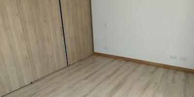 Bemsa propiedad raíz vende excelente apartamento de 2 alcobas en un noveno piso, sector san antonio de pereira, unidad cerrada, cuenta con 2 baños, 1 closet, sala-comedor, cocina integral, zona de oficios, balcón, garaje. Vista a las casas.  Adm. $380.000 y predial promedio  de $1.500.000 Anual 