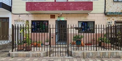 Agradable Aparta estudio ubicado en el sector de Miravalle, en la calle 32, piso 1, tiene un área de 25 metros aproximadamente. El inmueble se compone de 1 alcoba, sala, 1 closet, 1 baño, cocina integral y piso en cerámica.
Los datos de los inmuebles promocionados en la página web están sujetos a cambio y verificación de disponibilidad.