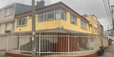 Codigo 2076. ¡Tu nuevo hogar y espacio de trabajo en un solo lugar!Descubre este exclusivo apartamento y o bodega de 250 m², diseñado para ofrecer comodidad, funcionalidad y estilo en cada rincón. Con 4 amplias habitaciones, 3 baños  y 2 parqueaderos privados, este inmueble es ideal tanto para familias como para emprendedores que buscan un hogar que también les permita desarrollar su negocio.Su generosa distribución incluye espacios abiertos e iluminados, perfectos para adaptar un área independiente destinada a una microempresa en casa, sin sacrificar la privacidad del resto del hogar.Ubicado en una zona estratégica y de alta valorización, este apartamento combina la vida residencial con la posibilidad de crecimiento profesional. Ideal para quienes desean vivir y trabajar en un mismo lugar con todas las comodidades.