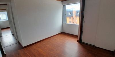 Oportunidad única junto al CC Santafé. Este hermoso apartamento de 69 m² ofrece 3 alcobas, un baño, sala-comedor integrada, cocina con estufa y calentador a gas, pisos en madera y una agradable vista exterior. Incluye garaje descubierto #98 y se encuentra en conjunto cerrado con salón comunal. Su ubicación es inmejorable: a tan solo una cuadra del Centro Comercial Santafé, cerca del parque y con fácil acceso a TransMilenio, lo que lo convierte en una excelente opción para vivir o invertir.