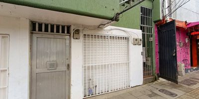 Local comercial primer piso ubicado en el Sector de belen rosales, en la calle 30, nos ofrece una área de 170 metros aproximadamente, cuenta con:  1 baño, piso en baldosa granito, con servicios independientes.
Los datos de los inmuebles promocionados en la página web están sujetos a cambio y verificación de disponibilidad.