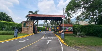 Busca una opción de descanso, tranquilidad, campestre este lugar es para ti,  excelente lote esquinero en condominio Portales de verde Horizonte, con area 710,81m2 totalmente plano, para que construya la casa de sus sueños
El condominio con zona de camping,  lago, zona BBQ, amplias zonas verdes,  piscinas adultos y niños, salon social, cancha de fútbol y zona infantil.
Valor 330,000,000 
La propiedad se encuentra sin ninguna limitación 