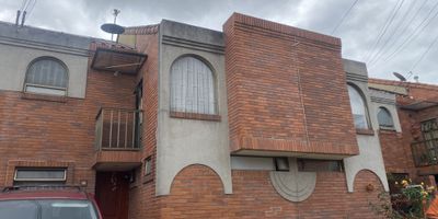 BELLISIMA CASA UBICADA A TAN SOLO UNA CUADRA DEL PARQUE PRINCIPAL DE CHIA, UBICADA DENTRO DE URBANIZACIÓN CON VIGILANCIA 24 HRS. CUENTA EN EL PRIMER NIVEL CON ESTUDIO, BAÑO SOCIAL, SALA COMEDOR AMPLIA, COCINA INTEGRAL CON ZONA DE ROPAS Y CUARTO Y BAÑO DE SERVICIO Y UN PATIO CUBIERTO CON MARQUESINA CORREDIZA. EN EL SEGUNDO LUGAR ESTÁ LA HABITACIÓN PRINCIPAL CON VESTIER Y BAÑO PRIVADO, DOS HABITACIONES CON CLOSET Y UN BAÑO. ADICIONALMENTE CUENTA CON UN ALTILLO Y EL PARQUEADERO QUEDA FRENTE A LA CASA. TIENE CHIMENEA TRADICIONAL Y CON PUNTO DE GAS, SI SE QUIERE TRANSFORMAR.