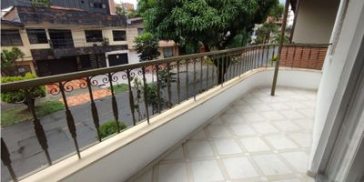 CÓDIGO ARR: 2294

Sala, comedor, 5 alcobas, closets, cocina integral, alacenas, red de gas, lavadero, 1 patio, jardín interno, balcón, piso clase mármol y baldosa, obra blanca, 3 baños 2 cabinados, lavamanos, garaje.

Área 300 mts aprx

Estrato 5

Puntos de referencia: Iglesia Cristiana El Redil / Frisby / Est. Metro Floresta
