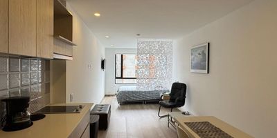 Hermoso Apartamento Amoblado en Arriendo – 30 m², Exterior Ubicación privilegiada,  en conjunto cerrado con excelentes zonas comunes. Ideal para una persona o pareja que busque comodidad, seguridad y estilo. Características del Apartamento: Área: **30 m², Ubicación: Exterior, con buena iluminación natural, 1 habitación, 1 baño completo, Hall de alcoba, Sala-comedor independiente, Cocina americana eléctrica, moderna y funcional, Calentador, eléctrico, Citófono, Cortinas y divisiones, Chapa de seguridad, El Conjunto Ofrece: Club House, Gimnasio, Sauna, Zona BBQ, Salón social, Salón de juegos, Auditorios, Salón de negocios, Zona camping, Casillero Ascensores, Shut de basura, Parqueaderos para visitantes, vigilancia  24/7. Cod: 5008