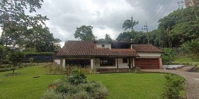 ¡Finca en arriendo!, Espacios cómodos, buena distribución y excelente ubicación. Cuenta con 5 alcobas, 5 baños, parqueadero y cuarto útil, Ideal para disfrutar de un ambiente tranquilo, con fácil acceso a transporte, zonas comerciales y servicios. Cerca al CC City Plaza Agenda tu visita y descubre tu próximo hogar.