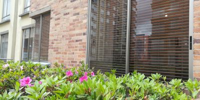 Apartamento primer piso interior al conjunto residencial. Todas las zonas son amplias e iluminadas. Piso y persianas en madera. Habitación espaciosa con walking closet y baño privado. Baño social, estudio y sala comedor. 
Cocina integral con horno y estufa y calentador a gas. Balcón y amplio garaje cubierto. El conjunto residencial cuenta con gimnasio, piscina, canchas de squash, salón de eventos sociales y parque de niños. Parqueadero de visitantes. 
Vigilancia 24horas. Circuito Cerrado.   Excelente ubicación, vías de acceso Av. 68, Av. Esperanza, Calle 26. Cerca de C.C. Salitre Plaza, C.C. Plaza Claro, Clínica Universitaria Colombia.