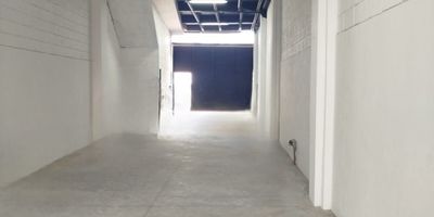 LOCAL COMERCIAL O BODEGA EN VENTA EN LA CEJA SECTOR PAYUCO.
 SE RECIBE APARTAMENTO BIEN UBICADO COMO PARTE DE PAGO HASTA UN 50% DEL VALOR .
$695.000.000.
 Area: 142,8 mts². (5 mts de frente x 28 mts de fondo ).
Altura: 4,40 mts.
️Puerta camión.
️Cuenta con un baño y cuarto útil.
 Espacio para cocineta.
Cuenta con todas las conexiones.
Cuenta con anden amplio .
️A borde de la via principal.
Más info 3015420632.